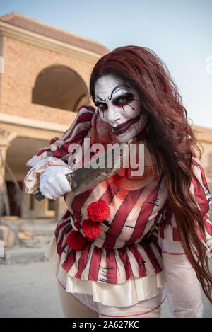 Ein Porträt von einem wütenden Crazy clown Mädchen im Haus gejagt. Halloween Konzept Thema Stockfoto