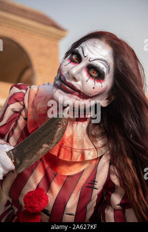 Ein Porträt von einem wütenden Crazy clown Mädchen im Haus gejagt. Halloween Konzept Thema Stockfoto