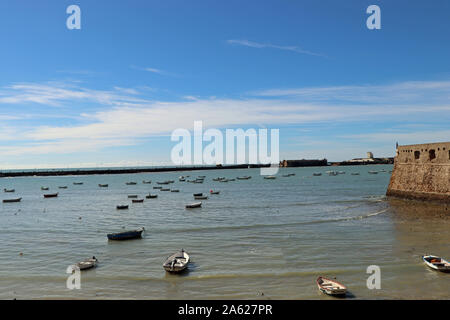 Waterfront mit kleinen Fischerbooten in Spanien Stockfoto