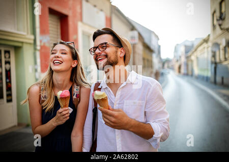 Sommerferien, dating, Liebe und Tourismus Konzept. Lächelndes Paar in der Stadt Stockfoto