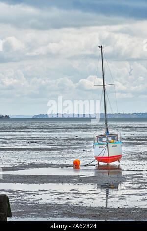 Yacht günstig auf das Wattenmeer des Flusses Thames Estuary im Thorpe Bay, Southend-on-Sea, Essex, England. Stockfoto