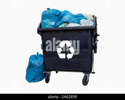 Volle Mülleimer mit Müllsäcken isoliert Stockfoto