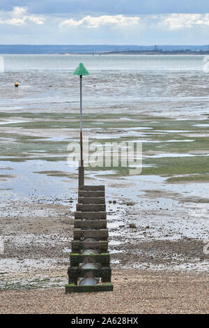 Outfall Rohr die Abfälle in den Fluss Thames Estuary am Ufer im Thorpe Bay, Southend-on-Sea, Essex, England. Stockfoto