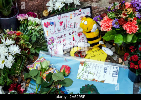 Halle (Saale) Deutschland Gedenkstätte für jüdische Synagoge Wand, Blumen, Kerzen, Nachrichten an Jana Lange, eines der Opfer von Terroranschlägen Stockfoto