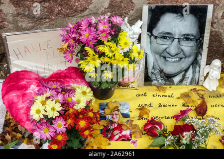 Halle (Saale) Deutschland Gedenkstätte für jüdische Synagoge Wand, Blumen, Kerzen, Nachrichten an Jana Lange, eines der Opfer von Terroranschlägen Stockfoto