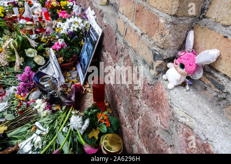 Halle (Saale) Deutschland Gedenkstätte für jüdische Synagoge Wand, Blumen, Kerzen, Nachrichten an Jana Lange, eines der Opfer von Terroranschlägen Stockfoto