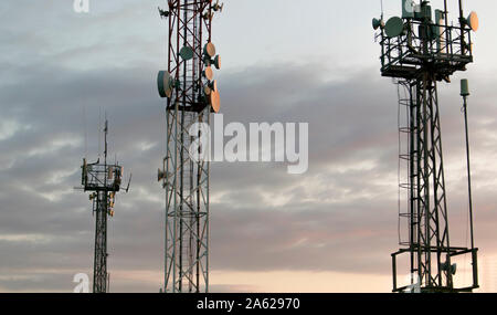 Telekommunikation Turm von 4G und 5G-Mobilfunk. Basisstation oder Base Transceiver Station. Drahtlose Kommunikation Antenne Sender. Telekommunikation Stockfoto