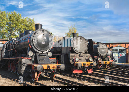 Jaworzyna Slaska, Polen - Oktober 2018: Museum der Dampflokomotiven stehen auf Titel auf einem Abstellgleis. Panoramabild der Züge an einem schönen sonnigen Tag Stockfoto