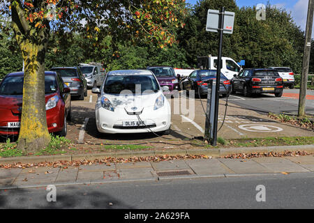 A 2015 Nissan Leaf Elektroauto an Churchgate Parkplatz, einen öffentlichen Parkplatz, Stockport, Manchester, England, UK geladen wird Stockfoto