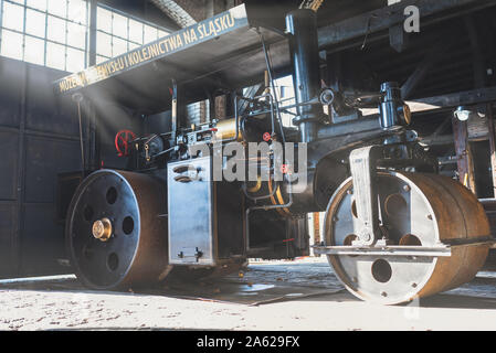 Jaworzyna Slaska, Polen - Oktober 2018: Museum der Dampflokomotiven. In einem restaurierten, alten Dampflokomotive in einem Depot. Stockfoto