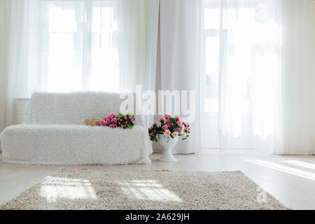 Weiß Sofa mit Blumen in das Innere des weißen Zimmer Stockfoto