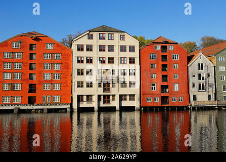 Gebäude neben der Nidelva Fluss am alten Hafen in Trondheim, Norwegen. Stockfoto