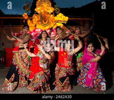 Ross Musikpavillon, Princes Street, Edinburgh, Schottland, Großbritannien, 23. Oktober 2019. Diwali Festival der Lichter: Schalten von Beleuchtungen für Edinburgh Diwali, und indische Winter Festival, mit festlichen indische Tänzer. Im Bild: Die Edinburgh Dandiya Darsteller, ein indischer Frauen tanzen Gruppe Stockfoto