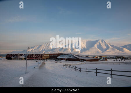 Longyearbyen, Spitzbergen in Norwegen - März 2019: Die Universität Zentrum, Svalbard Science Center - Unis - und Svalbard Museum. In Longyearbyen befindet. Stockfoto