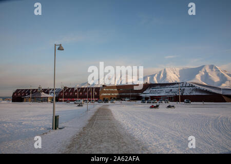 Longyearbyen, Spitzbergen in Norwegen - März 2019: Die Universität Zentrum, Svalbard Science Center - Unis - und Svalbard Museum. In Longyearbyen befindet. Stockfoto