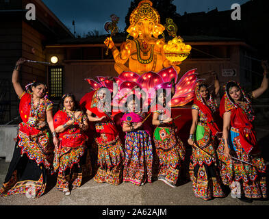 Ross Musikpavillon, Princes Street, Edinburgh, Schottland, Großbritannien, 23. Oktober 2019. Diwali Festival der Lichter: Schalten von Beleuchtungen für Edinburgh Diwali, und indische Winter Festival, mit festlichen indische Tänzer. Im Bild: Die Edinburgh Dandiya Darsteller, ein indischer Frauen tanzen Gruppe Stockfoto