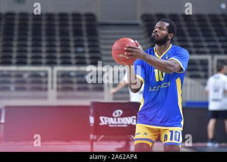 Trento, Italien. 23 Okt, 2019. emelogu benduring Dolomiti Energia Trient vs Asseco Arka Gdynia, Basketball EuroCup Meisterschaft in Trento, Italien, 23. Oktober 2019 - LPS/Giancarlo Dalla Riva Credit: Giancarlo Dalla Riva/LPS/ZUMA Draht/Alamy leben Nachrichten Stockfoto