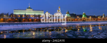 Panoramablick auf den Moskauer Kreml und den Fluss Moskwa, Russland Stockfoto