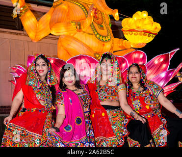 Ross Musikpavillon, Princes Street, Edinburgh, Schottland, Großbritannien, 23. Oktober 2019. Diwali Festival der Lichter: Schalten von Beleuchtungen für Edinburgh Diwali, und indische Winter Festival, mit festlichen indische Tänzer. Im Bild: Die Edinburgh Dandiya Darsteller, ein indischer Frauen tanzen Gruppe Stockfoto