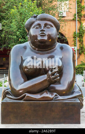 Eriwan, Armenien. August 17, 2018. Cafesjian Center für die Künste Mujer Fumando un Cigarrillo (Frau Rauchen einer Zigarette), von Fernando Botero, 1987. Stockfoto