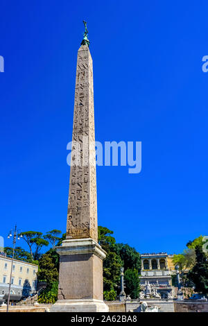 . Antike Ägyptische Obelisk Piazza del Popolo Menschen an der Piazza Rom Italien. Eingang das alte Rom. Die zweitälteste Obelisk 10 BC. Zurück Pincio Hill Villa Bo Stockfoto