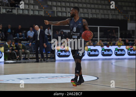 Oktober 23, 2019, Trento, Italien: Kelly rashard (Dolomiti energia Trient) während Dolomiti Energia Trient vs Asseco Arka Gdynia, Basketball EuroCup Meisterschaft in Trento, Italien, 23. Oktober 2019 - LPS/Giancarlo Dalla Riva (Credit Bild: © Giancarlo Dalla Riva/LPS über ZUMA Draht) Stockfoto