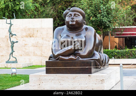 Eriwan, Armenien. August 17, 2018. Cafesjian Center für die Künste Mujer Fumando un Cigarrillo (Frau Rauchen einer Zigarette), von Fernando Botero, 1987. Stockfoto