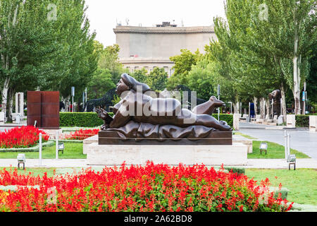 Eriwan, Armenien. August 17, 2018. Cafesjian Center für die Künste Mujer Fumando un Cigarrillo (Frau Rauchen einer Zigarette), von Fernando Botero, 1987. Stockfoto