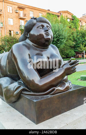 Eriwan, Armenien. August 17, 2018. Cafesjian Center für die Künste Mujer Fumando un Cigarrillo (Frau Rauchen einer Zigarette), von Fernando Botero, 1987. Stockfoto