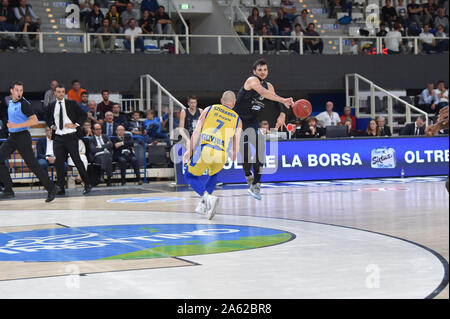 Oktober 23, 2019, Trento, Italien: gentile Alessandro (Dolomiti energia Trient) szubarga krzyaztofduring Dolomiti Energia Trient vs Asseco Arka Gdynia, Basketball EuroCup Meisterschaft in Trento, Italien, 23. Oktober 2019 - LPS/Giancarlo Dalla Riva (Credit Bild: © Giancarlo Dalla Riva/LPS über ZUMA Draht) Stockfoto