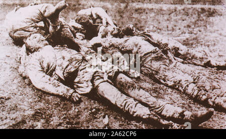 Türkische Soldaten zueinander und massakrierten Unverschämt von den Armeniern gebunden in Kars in 1910. Stockfoto