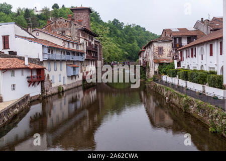 Ansicht der Brücke über den Fluss Nive in Saint-Jean-Pied-de-Port, Pyrénées-Atlantiques, Frankreich Stockfoto