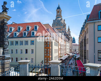 Touristische Blick hinunter Munzgasse Lane an der Frauenkirche in der historischen Altstadt von Dresden, Sachsen, Deutschland. Stockfoto