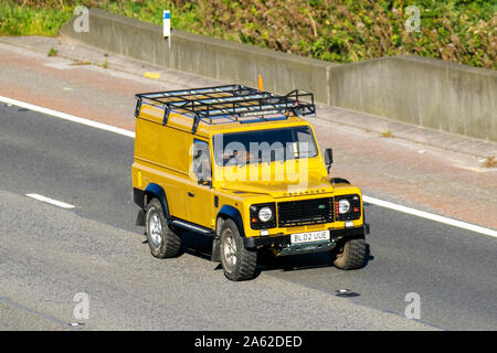 2002 gelber Land Rover Defender 110 TD5; britischer Fahrzeugverkehr, Transport, moderne, Salonwagen, südwärts auf der 3-spurigen Autobahn M6. Stockfoto