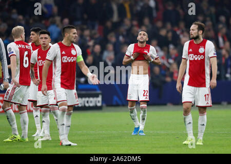 Amsterdam, Niederlande. 23 Okt, 2019. AMSTERDAM, 23-10-2019 JohanCruyff Arena, Champions League Fußball Saison 2019/2020 Ajax-player Lisandro Martinez Ajax-player Dusan Tadic Ajax-player Hakim Ziyech Ajax-player Daley Blind während des Spiels Ajax-FC Chelsea. Credit: Pro Schüsse/Alamy leben Nachrichten Stockfoto