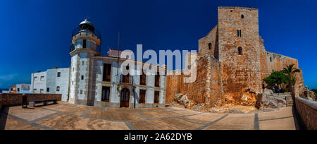 Panorama-Blick auf Peñiscola, eines der schönsten Dörfer des spanischen mittelmeers. COMUNITANT Valenciana, Spanien. Stockfoto