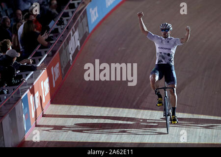 Deutschlands Maximilian Levy feiert nach seinem Sieg im Sprint Final bei Tag zwei Der phynova 6 Tage Radfahren an Lee Valley VeloPark, London. Stockfoto