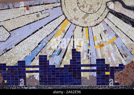 Charkow, Ukraine - Oktober 14, 2019: Ein abstraktes Element bunter Keramik Mosaik, selektiven Fokus. Stockfoto
