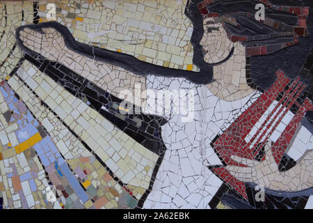 Charkow, Ukraine - Oktober 14, 2019: Ein abstraktes Element bunter Keramik Mosaik, selektiven Fokus. Stockfoto