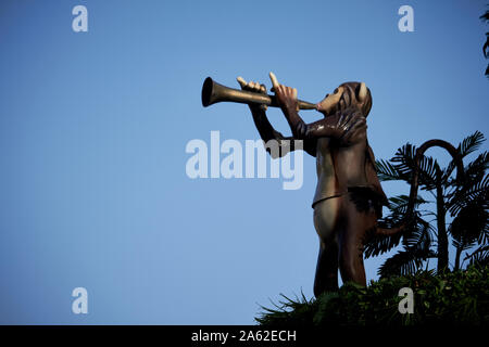 Charkow, Ukraine - Oktober 14, 2019: Ape spielt an der Trompete, City Park Dekoration unter den Felsen Stockfoto