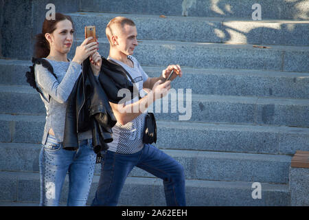 Charkow, Ukraine - Oktober 14, 2019: Die Menschen auf der Straße fotografieren mit Handy, Hintergrund ist blured Stadt Stockfoto