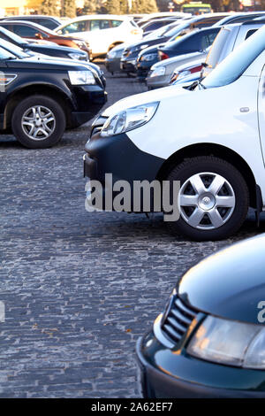 Charkow, Ukraine - Oktober 14, 2019: Viele Autos in offenen Parkplatz, selektiver Fokus Stockfoto