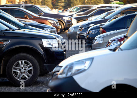 Charkow, Ukraine - Oktober 14, 2019: Viele Autos in offenen Parkplatz, selektiver Fokus Stockfoto