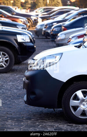 Charkow, Ukraine - Oktober 14, 2019: Viele Autos in offenen Parkplatz, selektiver Fokus Stockfoto