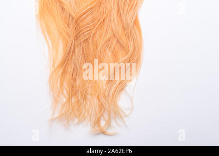 Menschliche, natürliche Honigfarbe blonde Haare auf weißem Hintergrund isoliert. Elegante, modische Farben in diesem Jahr. Honig blond erschüttert, Wave und hügeligen Stockfoto