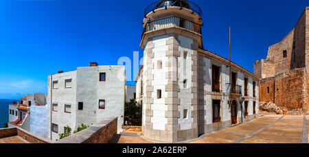 Panorama-Blick auf Peñiscola, eines der schönsten Dörfer des spanischen mittelmeers. COMUNITANT Valenciana, Spanien. Stockfoto