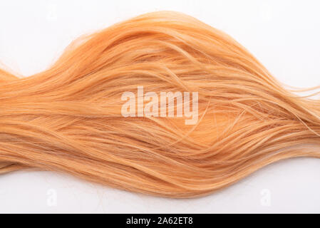 Menschliche, natürliche Honigfarbe blonde Haare auf weißem Hintergrund isoliert. Elegante, modische Farben in diesem Jahr. Honig blond erschüttert, Wave und hügeligen Stockfoto