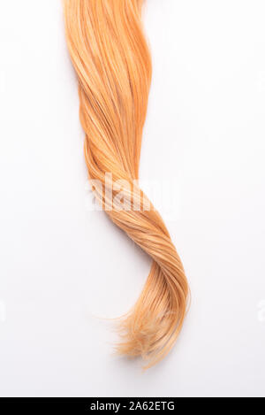 Menschliche, natürliche Honigfarbe blonde Haare auf weißem Hintergrund isoliert. Elegante, modische Farben in diesem Jahr. Honig blond erschüttert, Wave und hügeligen. Stockfoto