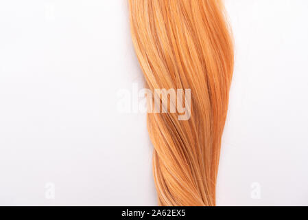 Menschliche, natürliche Honigfarbe blonde Haare auf weißem Hintergrund isoliert. Elegante, modische Farben in diesem Jahr. Honig blond erschüttert, Wave und hügeligen Stockfoto