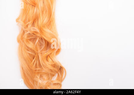 Menschliche, natürliche Honigfarbe blonde Haare auf weißem Hintergrund isoliert. Elegante, modische Farben in diesem Jahr. Honig blond erschüttert, Wave und hügeligen Stockfoto